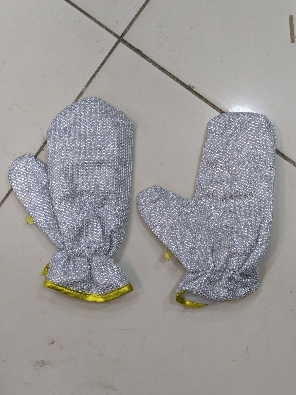 Heavy-Duty Silver Heat-Resistant Oven Mitts | Professional Kitchen Safety Gloves (Pair)
